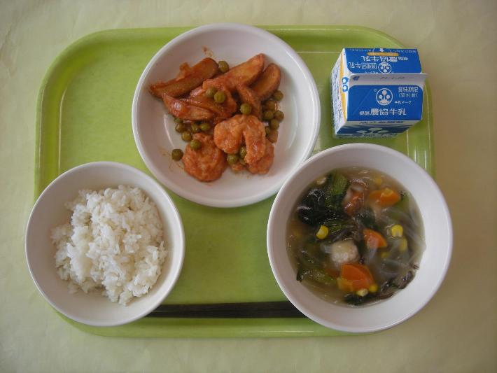 麦ごはん、春雨スープ、えびとポテトのチリソース、牛乳の写真