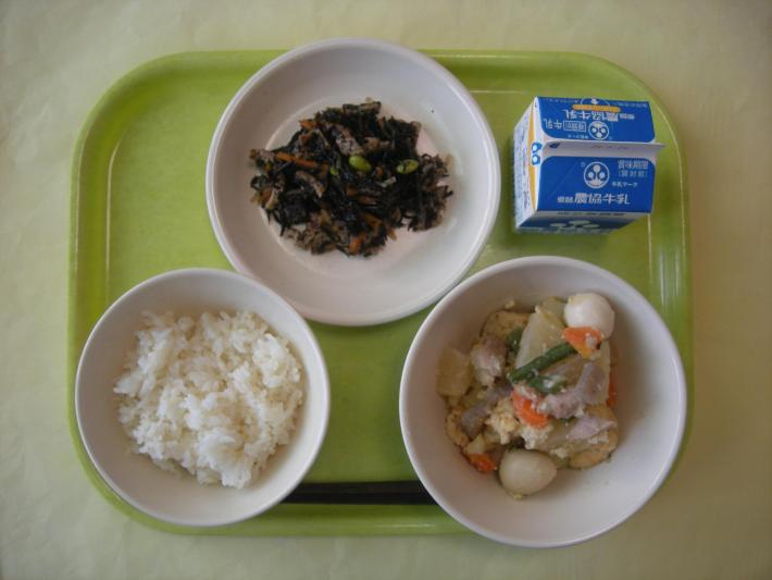 麦ごはん、がんもの煮物、ひじきの炒め物、牛乳の写真