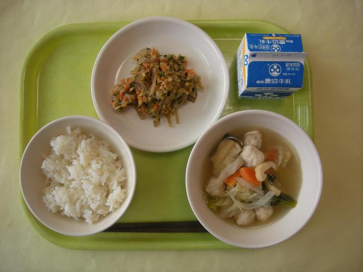 麦ごはん、鶏団子汁、豚みそ、牛乳の写真