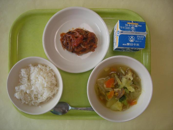 麦ごはん 、野菜のカレースープ、ハンバーグのトマトソース、牛乳の写真