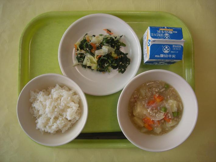 麦ごはん、じゃがいものそぼろ煮、ほうれん草のピーナッツ和え、牛乳の写真