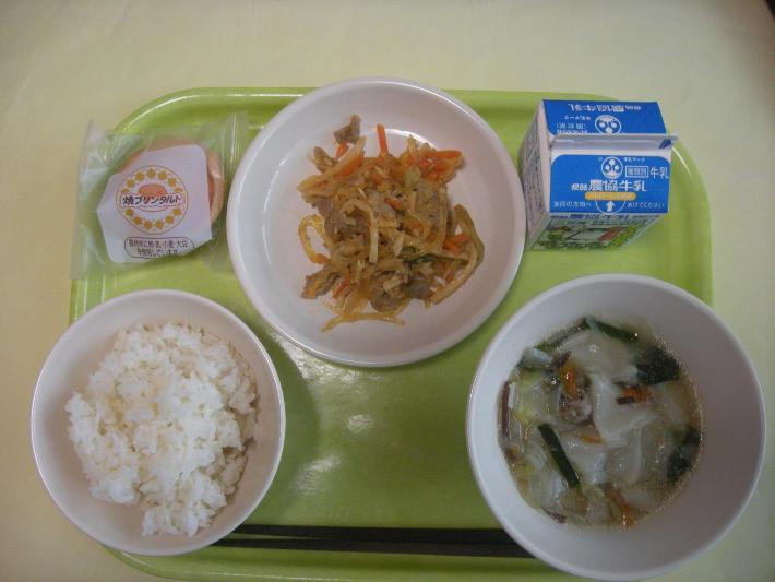 麦ごはん ​​​、ワンタンスープ、チャプチェ、焼きプリンタルト、牛乳の写真