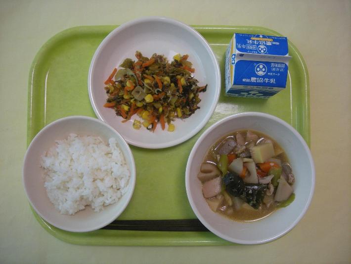 白ごはん、いりどり、高菜の油炒め、牛乳の写真