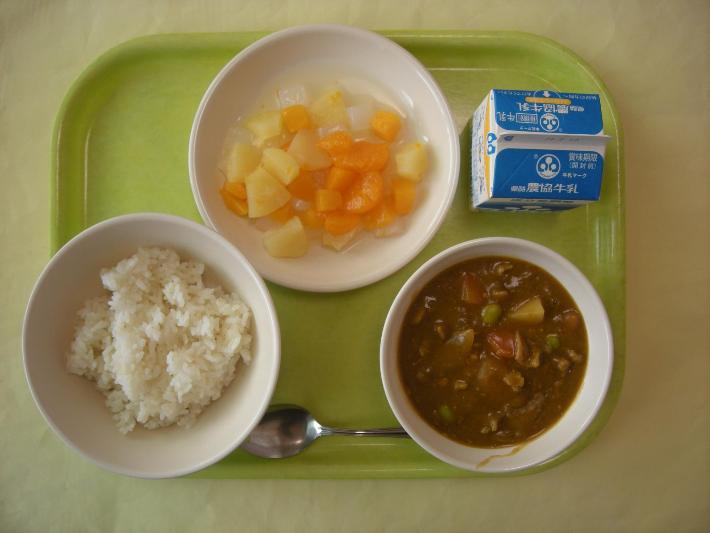 麦ごはん、ポークカレー、フルーツポンチ、牛乳の写真