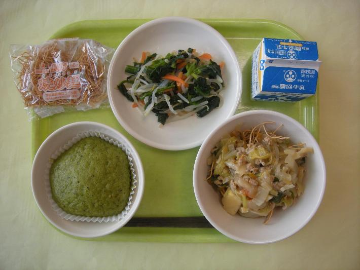 お茶ケーキ、皿うどん（揚げチャーメン）、中華ナムル、牛乳の写真