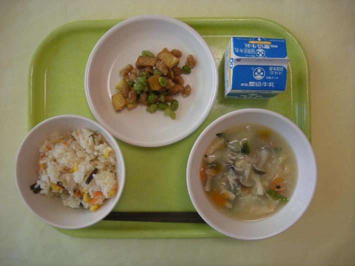 山菜おこわ、うすくず汁、お芋とお豆のかりんとう、牛乳の写真
