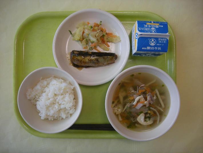 白ごはん、沢煮椀、いわしの甘露煮、ゆで野菜、牛乳の写真