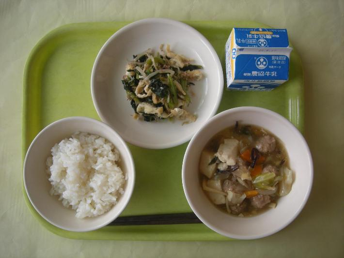 白ごはん、豆腐の中華煮、小松菜とじゃこの炒め物、牛乳の写真