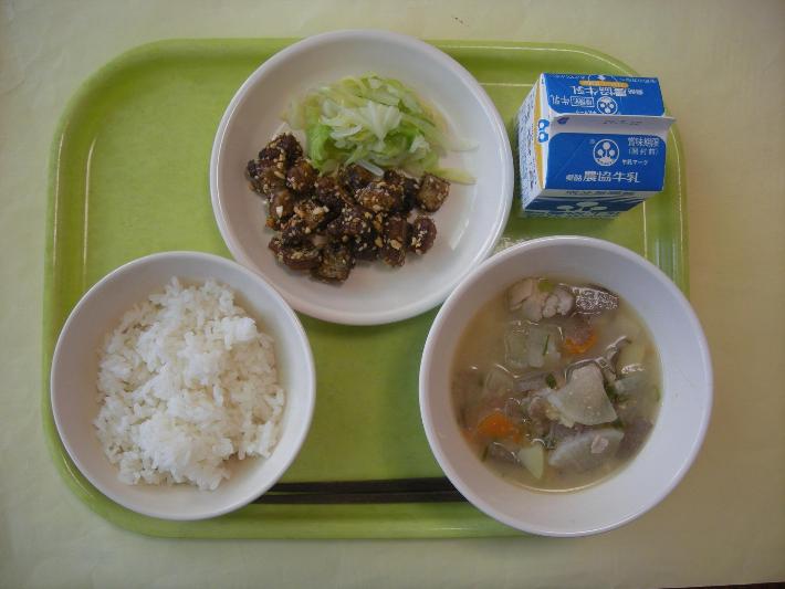 白ごはん、さつま汁、カツオ腹皮のかばやき、ゆで野菜、牛乳の写真
