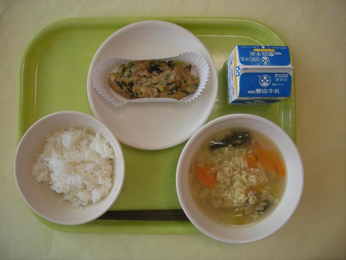 白ごはん、ABCスープ、ツナとポテトのヨーグルトグラタン、牛乳の写真