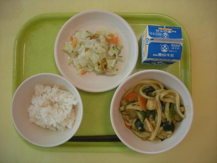 少なめ麦ごはん、和風カレーうどん、コールスローサラダ、牛乳の写真
