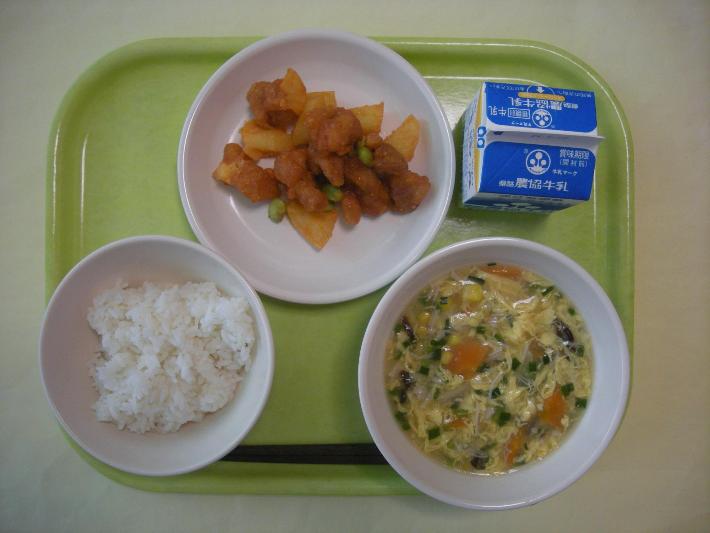 白ごはん、中華コーンスープ、鶏肉のオーロラソース和え、牛乳の写真