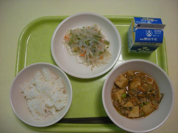 白ごはん、家常豆腐、リャンパンサンスウ、牛乳の写真