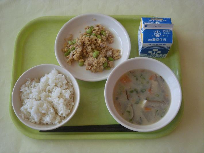麦ごはん、ツナそぼろどんぶりの具、みそけんちん汁、牛乳の写真