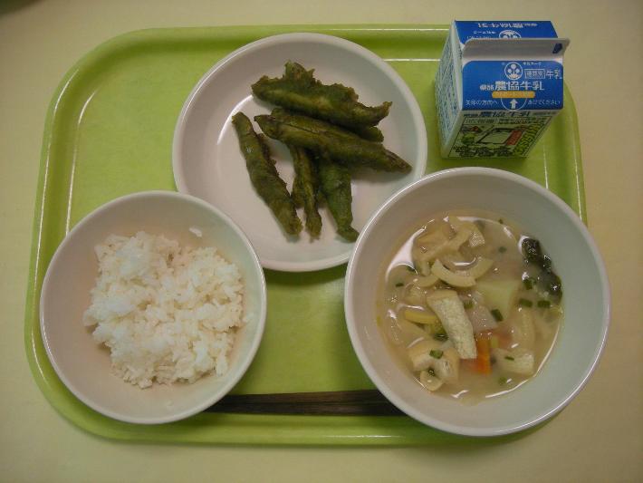 白ごはん、こさん竹のみそ汁、きびなごの茶衣揚げ、牛乳の写真