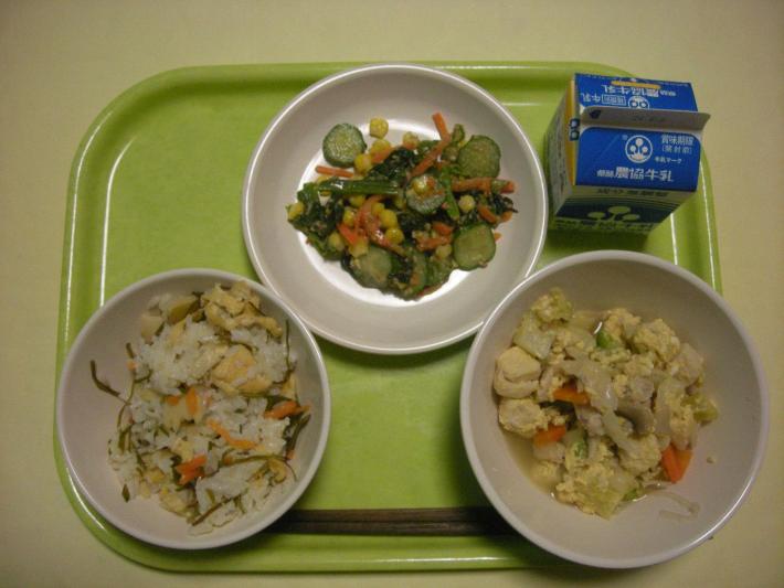 たけのこごはん、高野豆腐の卵とじ、きゅうりのごま和え、牛乳の写真