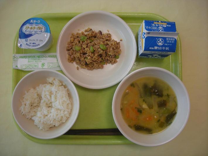 麦ごはん、かぼちゃのみそ汁、かつおしぐれ丼、スクールヨーグルト、牛乳の写真