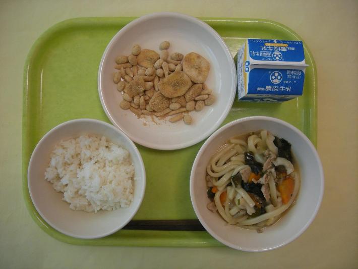 少なめ麦ごはん、わかめうどん、きな粉バナナッツ、牛乳の写真