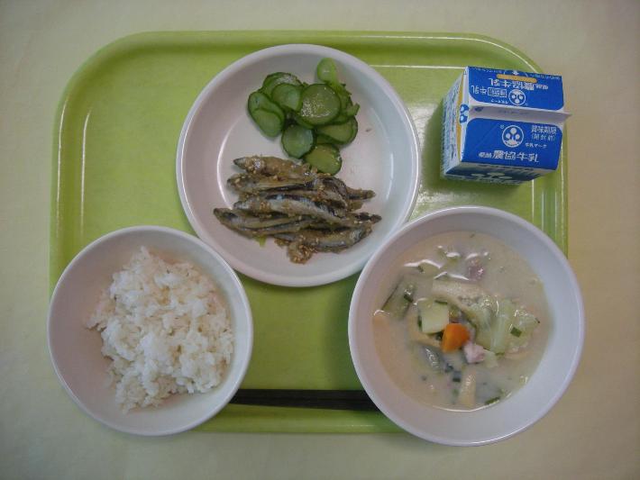 麦ごはん、豆乳汁、きびなごの田楽、ゆで野菜、牛乳の写真