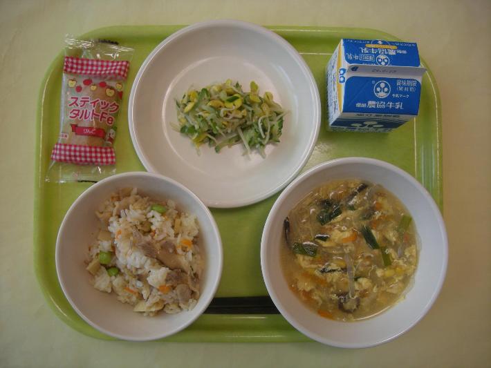 中華たきこみごはん、ホヮイフォワタン、豆もやしのナムル、スティックタルト、牛乳の写真