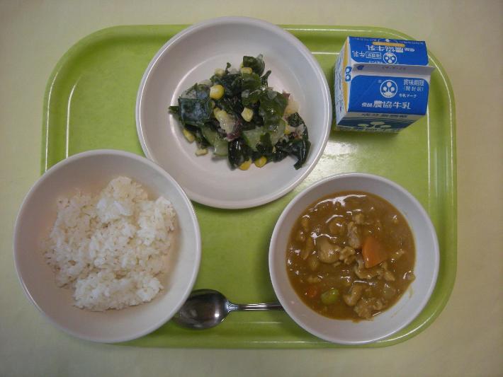 麦ごはん、チキンカレー、海藻サラダ、牛乳の写真