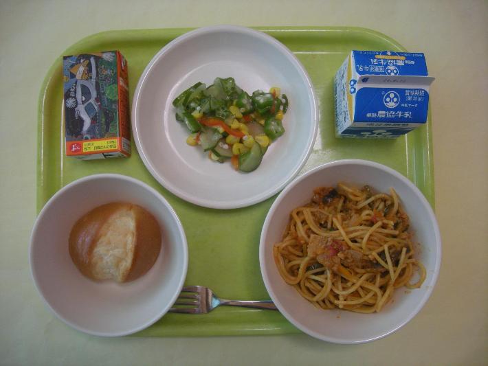 ロールパン、なすとトマトのスパゲッティ、イタリアンサラダ、みかん果汁、牛乳の写真