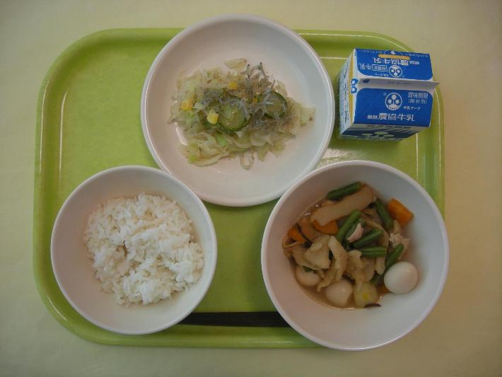 麦ごはん、割り干し大根の煮物、かりかりジャコサラダ、牛乳の写真