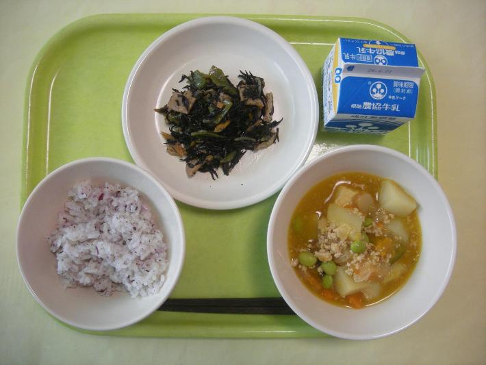 ゆかりごはん、かぼちゃのそぼろ煮、ひじきの炒め物、牛乳の写真