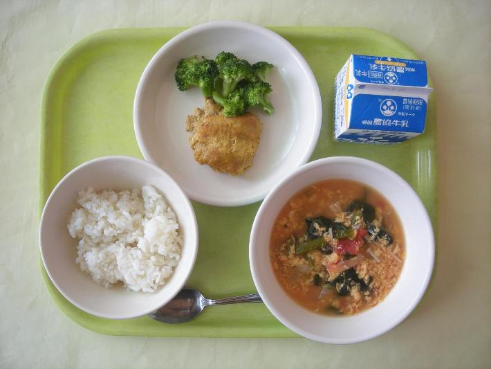 麦ごはん、トマトと卵のスープ、タンドリーチキン、添え野菜、牛乳の写真