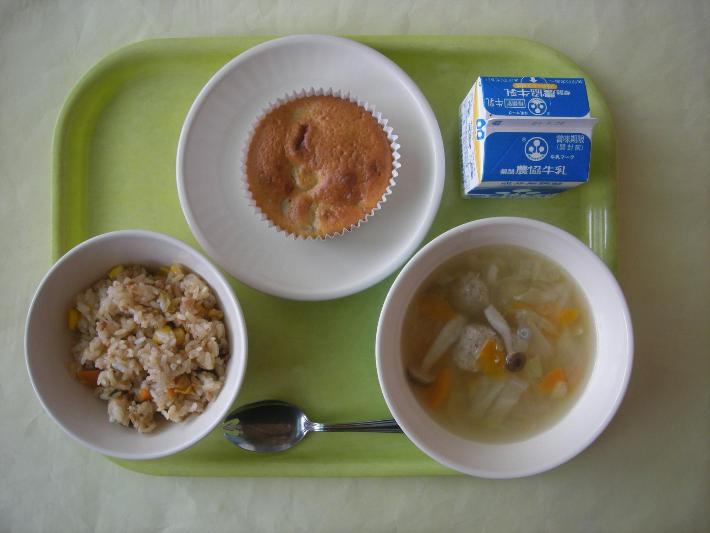 ペッパーライス、肉団子と野菜のスープ、手作りバナナケーキ、牛乳の写真
