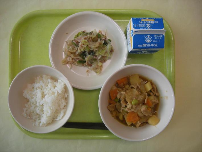 白ごはん、カレー肉じゃが、キャベツのおかか和え、牛乳の写真