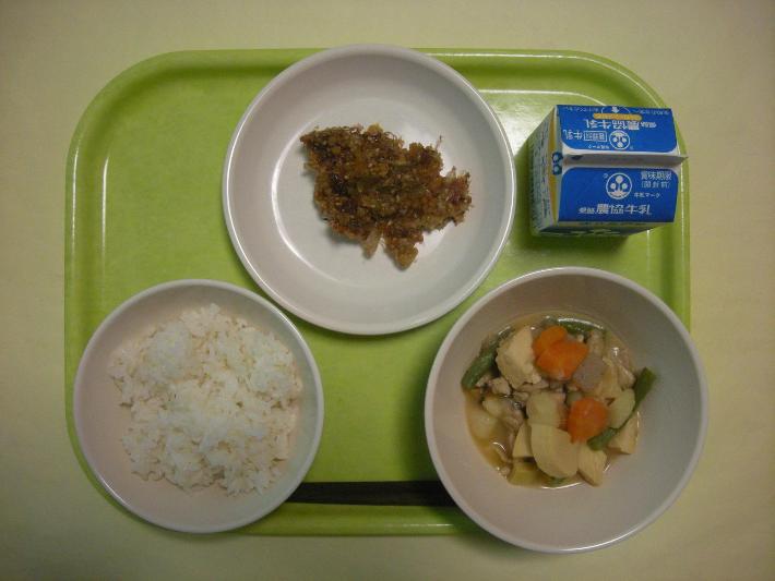 麦ごはん、こさんだけの煮物、かつおみそ、牛乳の写真