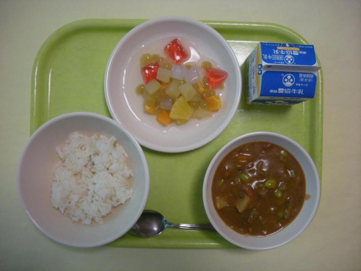 麦ごはん、ハヤシライス、フルーツポンチ、牛乳の写真