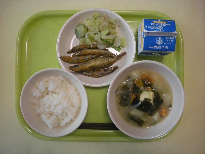 白ごはん、じゃがいものみそ汁、きびなごの更紗揚げ、ゆで野菜、牛乳の写真