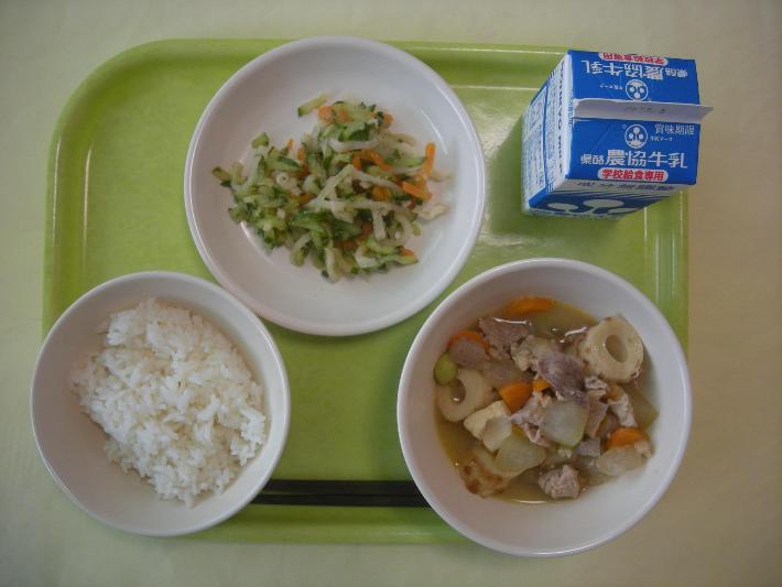 白ごはん、冬瓜のみそ煮、切干大根の甘酢和え、牛乳の写真