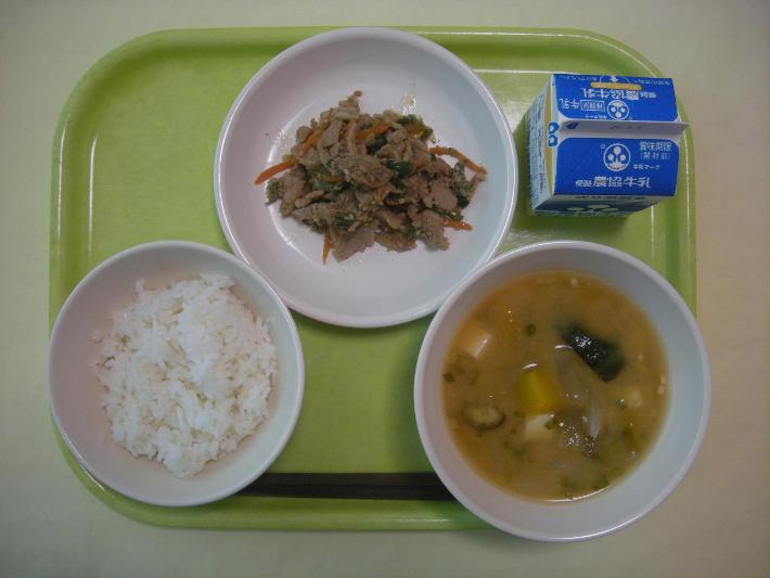 白ごはん、夏野菜のピリ辛スープ、チンジャオロース、牛乳の写真