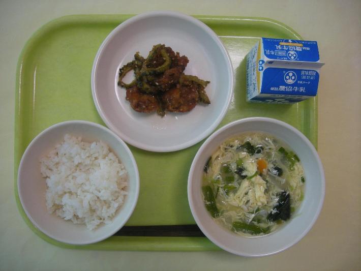 麦ごはん、かきたま汁、鶏肉とゴーヤの梅風味揚げ​​​​​、牛乳の写真