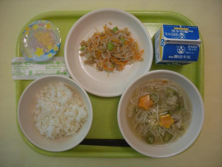 麦ごはん、七夕そうめん汁、ツナそぼろどんぶりの具、七夕ゼリー、牛乳の写真