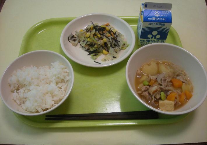 白ごはん、肉じゃが、キャベツとひじきのごま和え、牛乳の写真