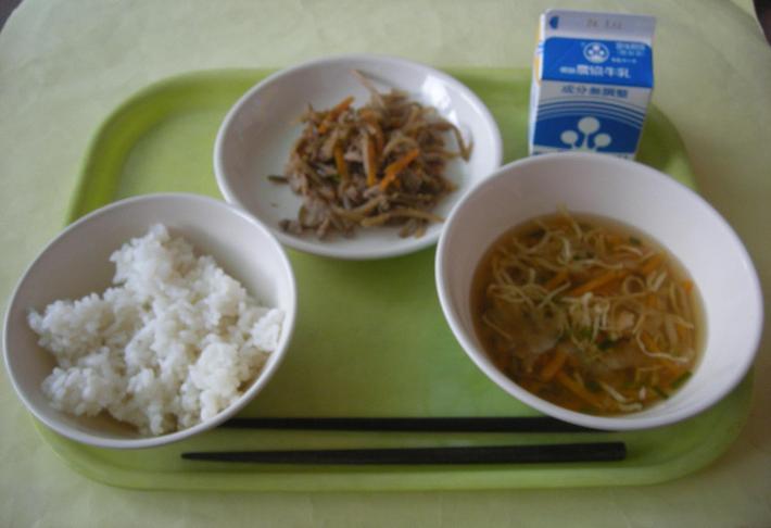 麦ごはん、鶏飯どんぶり 、五目きんぴら、牛乳の写真