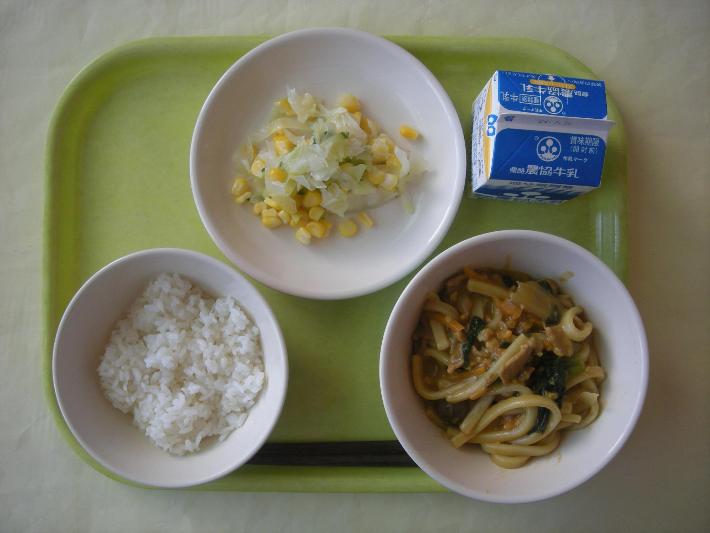 少なめ麦ごはん、カレーうどん、コールスローサラダ、牛乳の写真