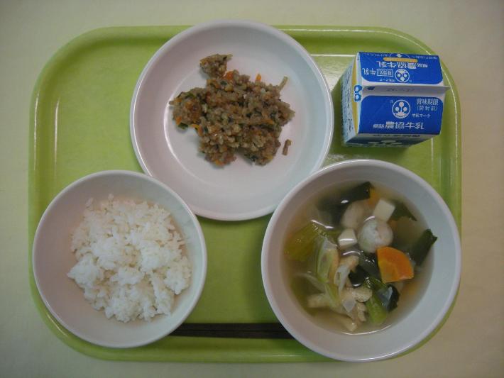 麦ごはん、ごぼうだんご汁、ぶたみそ、牛乳の写真