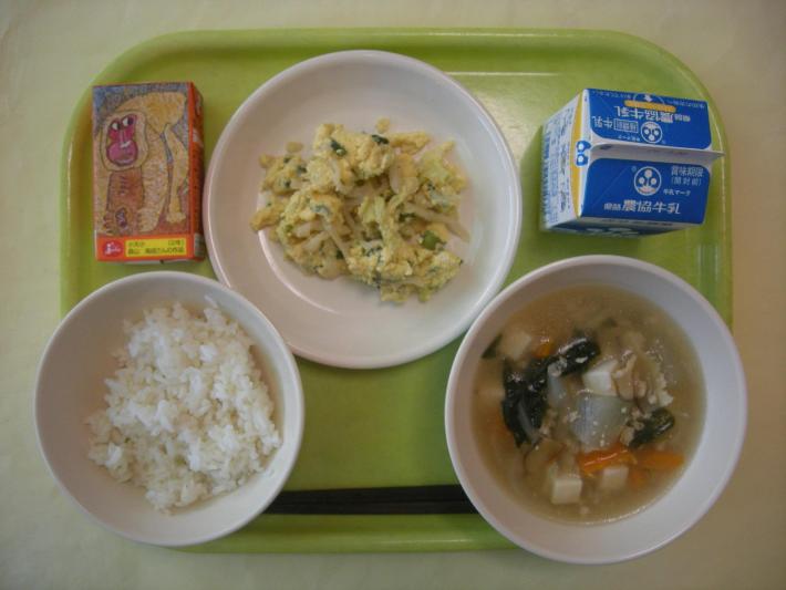 麦ごはん、冬瓜のそぼろ汁、切干大根の卵とじ、みかん果汁、牛乳の写真