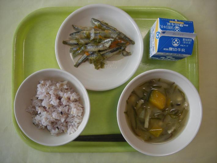 雑穀ごはん、かいのこ汁、きびなごの南蛮漬け、牛乳の写真