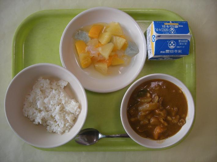 麦ごはん、夏野菜カレー、きらきらフルーツポンチ、牛乳の写真