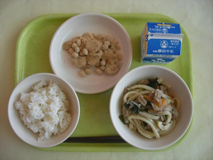 少なめ麦ごはん、わかめうどん、きな粉ビーンズ、牛乳の写真