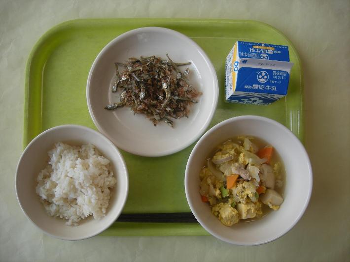 麦ごはん、高野豆腐の卵とじ、磯ミックス、牛乳の写真