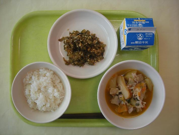 麦ごはん、じゃが豚キムチ、にがうりの揚げからめ、牛乳の写真
