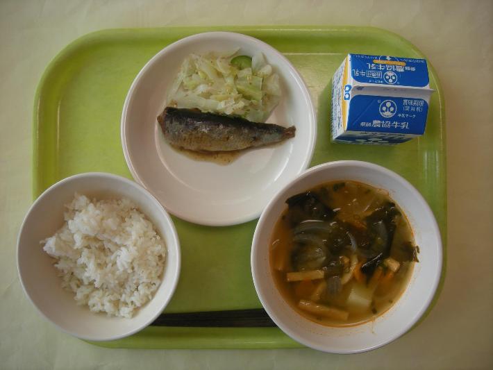 麦ごはん、ピリ辛みそ汁、いわしの梅煮、ゆで野菜、牛乳の写真