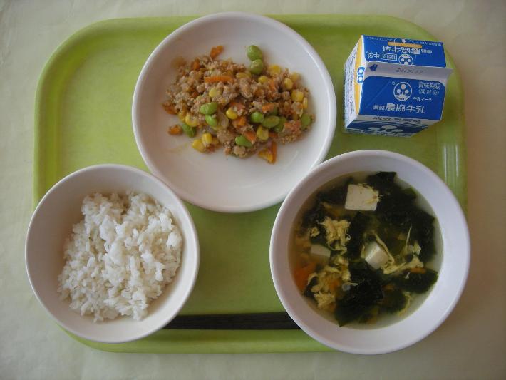 麦ごはん、わかめスープ、ピリ辛そぼろ丼の具、牛乳の写真